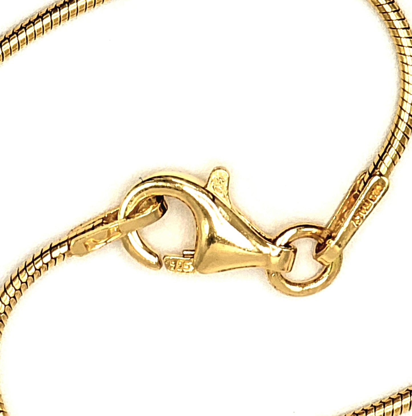 close up of closure with 925 silver stamp and clear pattern of snake style chain