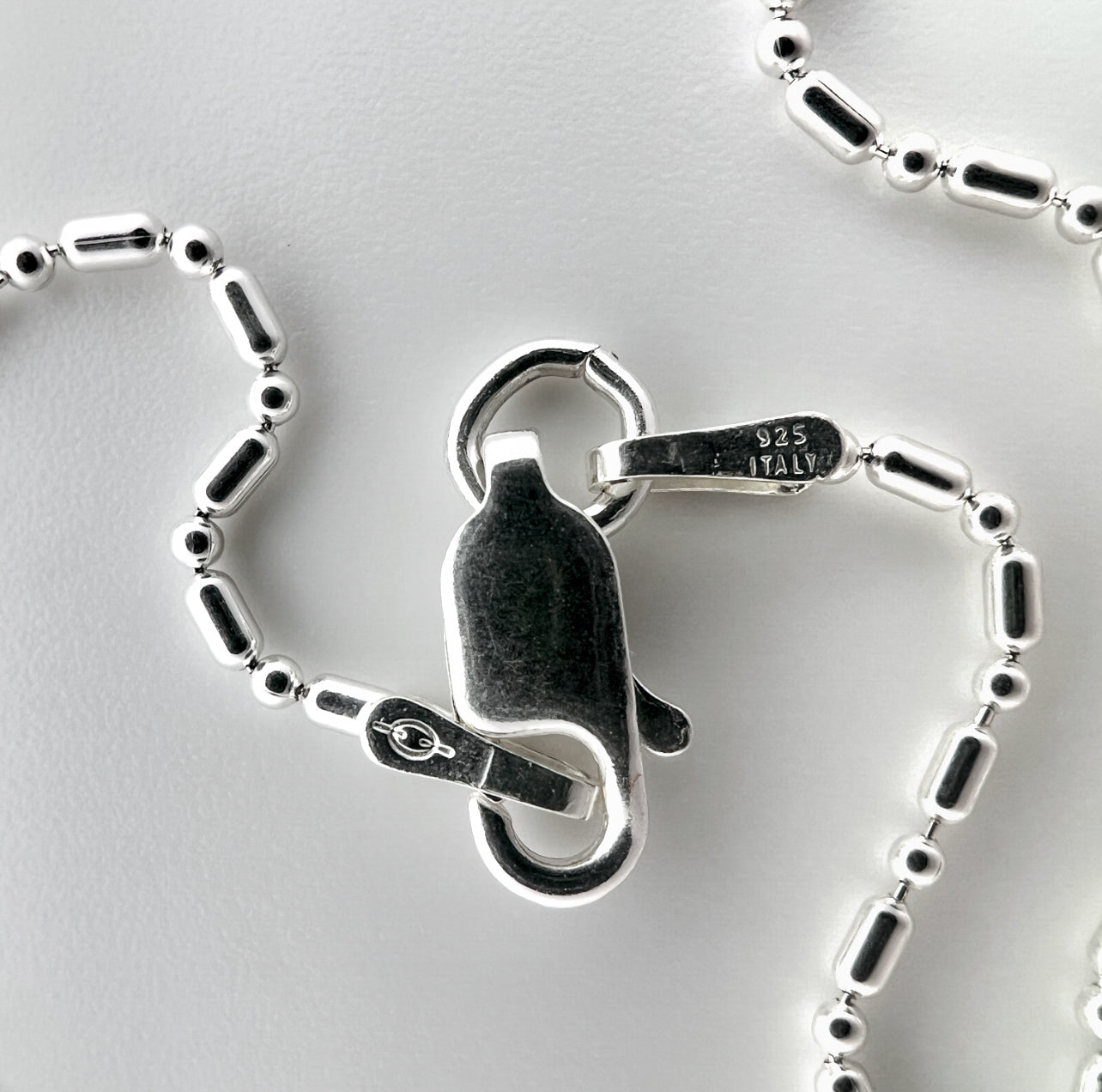 close up of closure with 925 silver stamp and clear pattern of 1+1 bead style chain