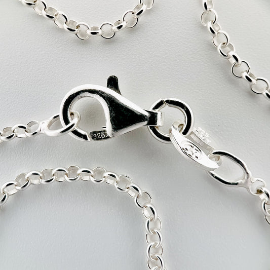 close up of closure with 925 silver stamp and clear pattern of rolo style chain